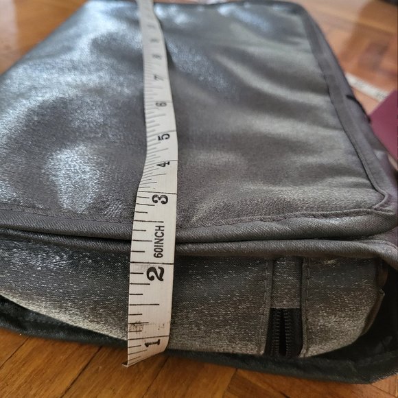 Shiseido Limited Edition Tri-fold Traveler (Bag only) - Picture 9 of 14